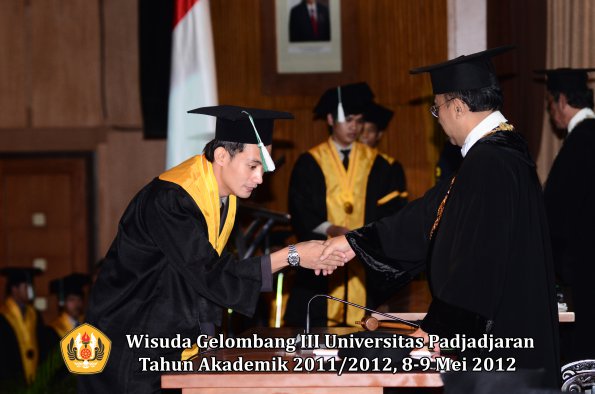 wisuda-unpad-gel-iii-2011_2012-fakultas-pertanian-oleh-rektor-087