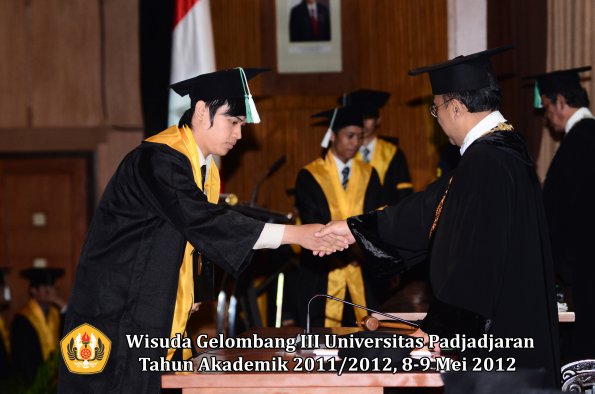 wisuda-unpad-gel-iii-2011_2012-fakultas-pertanian-oleh-rektor-088