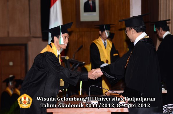 wisuda-unpad-gel-iii-2011_2012-fakultas-pertanian-oleh-rektor-089