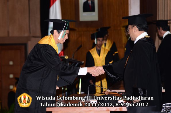 wisuda-unpad-gel-iii-2011_2012-fakultas-pertanian-oleh-rektor-090