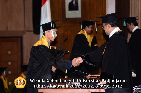 wisuda-unpad-gel-iii-2011_2012-fakultas-pertanian-oleh-rektor-091