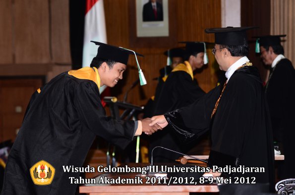 wisuda-unpad-gel-iii-2011_2012-fakultas-pertanian-oleh-rektor-092