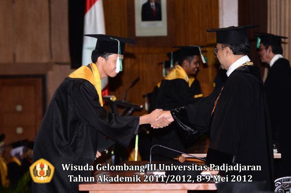 wisuda-unpad-gel-iii-2011_2012-fakultas-pertanian-oleh-rektor-093