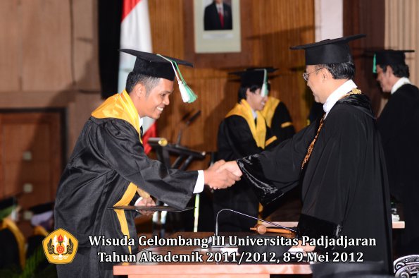 wisuda-unpad-gel-iii-2011_2012-fakultas-pertanian-oleh-rektor-094