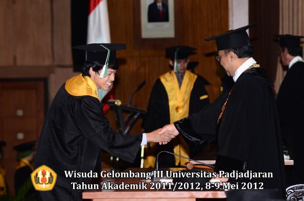 wisuda-unpad-gel-iii-2011_2012-fakultas-pertanian-oleh-rektor-095