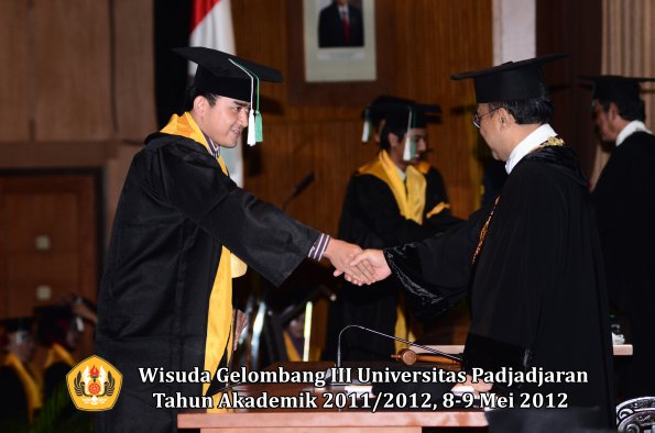 wisuda-unpad-gel-iii-2011_2012-fakultas-pertanian-oleh-rektor-096