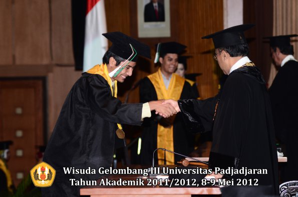 wisuda-unpad-gel-iii-2011_2012-fakultas-pertanian-oleh-rektor-097