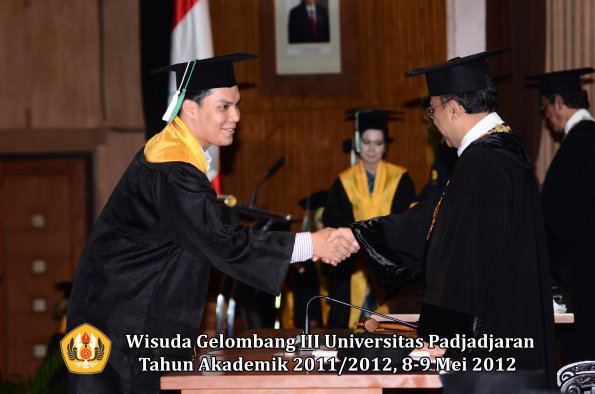 wisuda-unpad-gel-iii-2011_2012-fakultas-pertanian-oleh-rektor-098