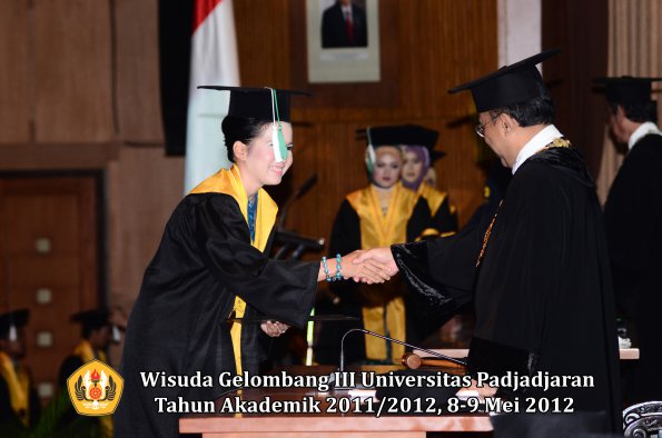 wisuda-unpad-gel-iii-2011_2012-fakultas-pertanian-oleh-rektor-099