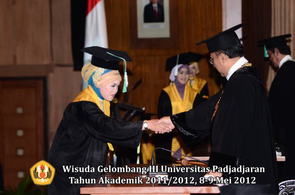 wisuda-unpad-gel-iii-2011_2012-fakultas-pertanian-oleh-rektor-100