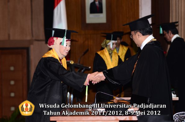 wisuda-unpad-gel-iii-2011_2012-fakultas-pertanian-oleh-rektor-104