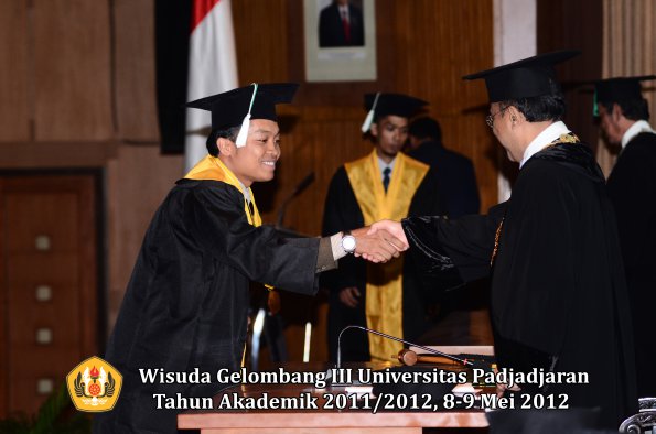 wisuda-unpad-gel-iii-2011_2012-fakultas-pertanian-oleh-rektor-107