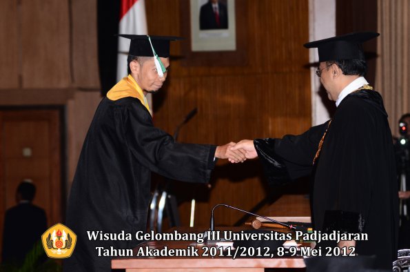 wisuda-unpad-gel-iii-2011_2012-fakultas-pertanian-oleh-rektor-108