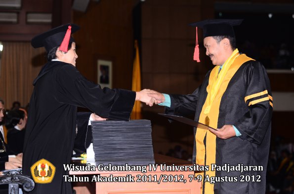 wisuda-unpad-gel-iv-2011_2012-fakultas-hukum-oleh-dekan-001