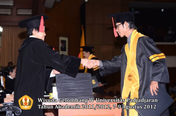 wisuda-unpad-gel-iv-2011_2012-fakultas-hukum-oleh-dekan-002