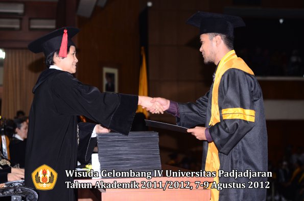 wisuda-unpad-gel-iv-2011_2012-fakultas-hukum-oleh-dekan-004