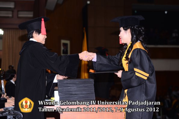 wisuda-unpad-gel-iv-2011_2012-fakultas-hukum-oleh-dekan-006