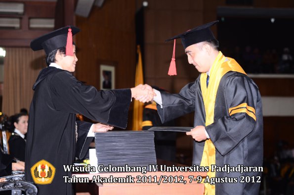 wisuda-unpad-gel-iv-2011_2012-fakultas-hukum-oleh-dekan-008