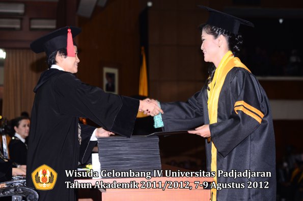 wisuda-unpad-gel-iv-2011_2012-fakultas-hukum-oleh-dekan-009