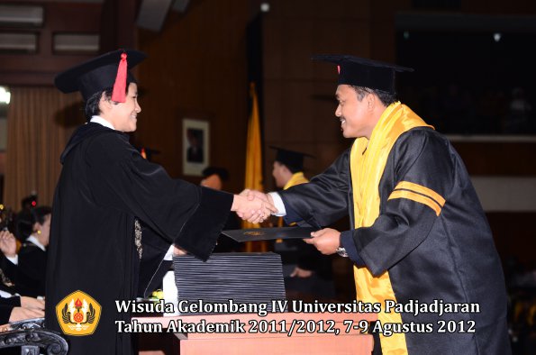 wisuda-unpad-gel-iv-2011_2012-fakultas-hukum-oleh-dekan-018