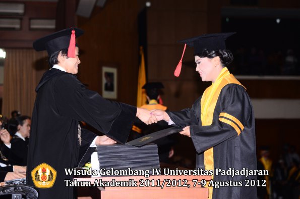 wisuda-unpad-gel-iv-2011_2012-fakultas-hukum-oleh-dekan-020