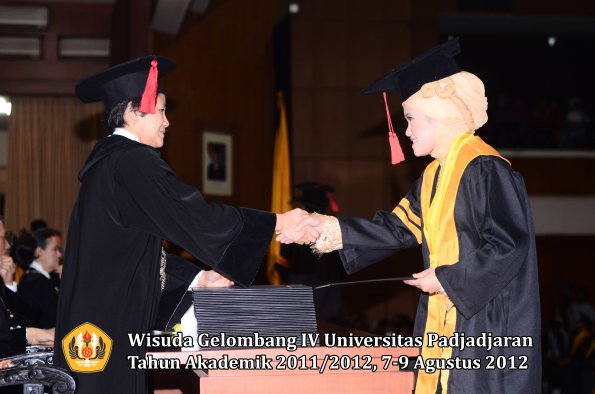 wisuda-unpad-gel-iv-2011_2012-fakultas-hukum-oleh-dekan-021