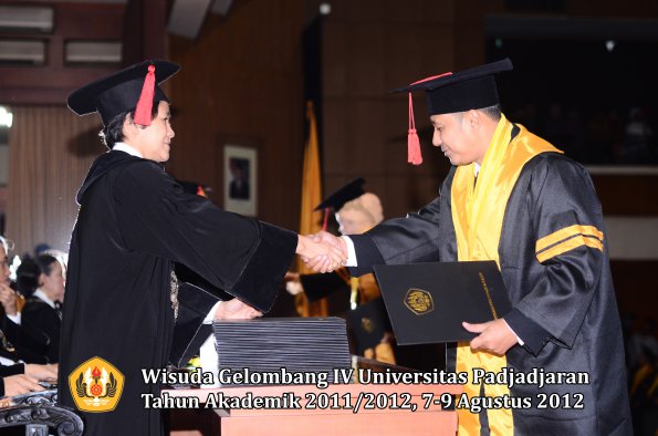 wisuda-unpad-gel-iv-2011_2012-fakultas-hukum-oleh-dekan-022