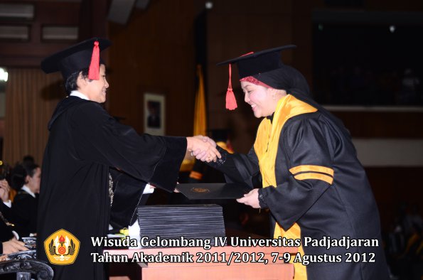 wisuda-unpad-gel-iv-2011_2012-fakultas-hukum-oleh-dekan-023