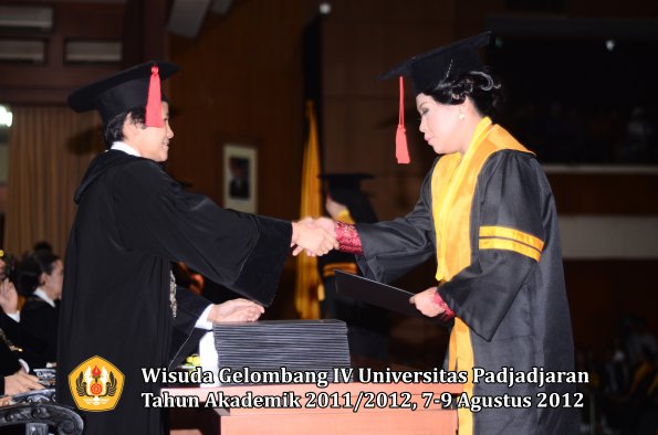 wisuda-unpad-gel-iv-2011_2012-fakultas-hukum-oleh-dekan-024