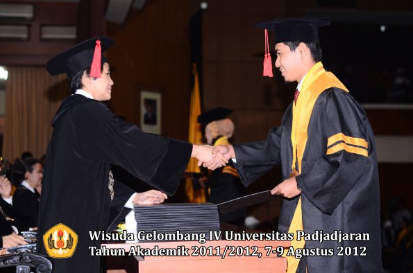 wisuda-unpad-gel-iv-2011_2012-fakultas-hukum-oleh-dekan-026