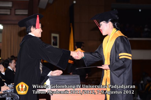 wisuda-unpad-gel-iv-2011_2012-fakultas-hukum-oleh-dekan-027