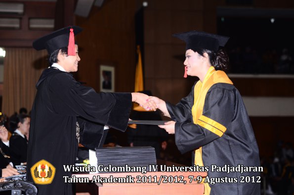 wisuda-unpad-gel-iv-2011_2012-fakultas-hukum-oleh-dekan-028