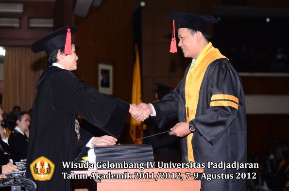 wisuda-unpad-gel-iv-2011_2012-fakultas-hukum-oleh-dekan-029