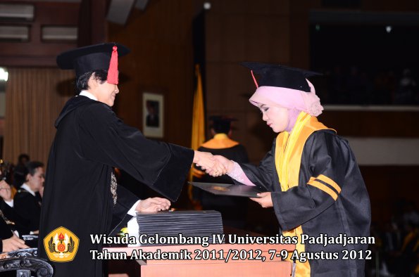 wisuda-unpad-gel-iv-2011_2012-fakultas-hukum-oleh-dekan-030