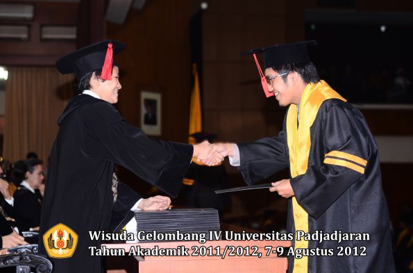 wisuda-unpad-gel-iv-2011_2012-fakultas-hukum-oleh-dekan-031