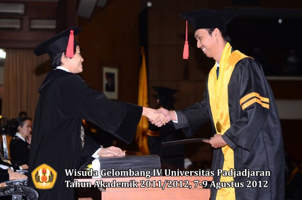 wisuda-unpad-gel-iv-2011_2012-fakultas-hukum-oleh-dekan-034