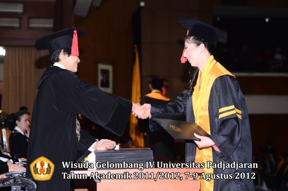 wisuda-unpad-gel-iv-2011_2012-fakultas-hukum-oleh-dekan-035