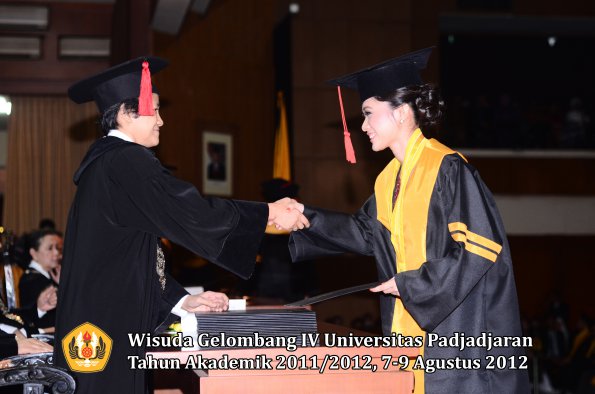 wisuda-unpad-gel-iv-2011_2012-fakultas-hukum-oleh-dekan-036