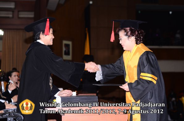 wisuda-unpad-gel-iv-2011_2012-fakultas-hukum-oleh-dekan-037