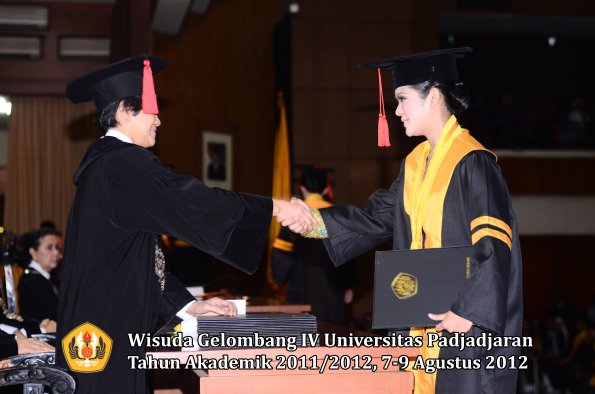 wisuda-unpad-gel-iv-2011_2012-fakultas-hukum-oleh-dekan-039