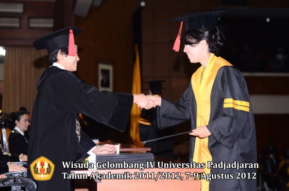 wisuda-unpad-gel-iv-2011_2012-fakultas-hukum-oleh-dekan-040