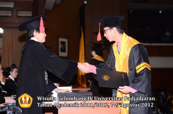 wisuda-unpad-gel-iv-2011_2012-fakultas-hukum-oleh-dekan-041