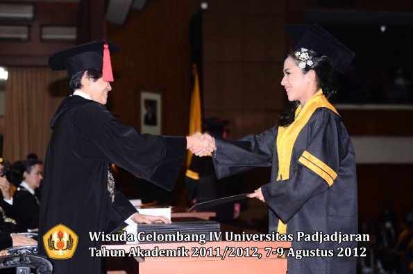 wisuda-unpad-gel-iv-2011_2012-fakultas-hukum-oleh-dekan-042