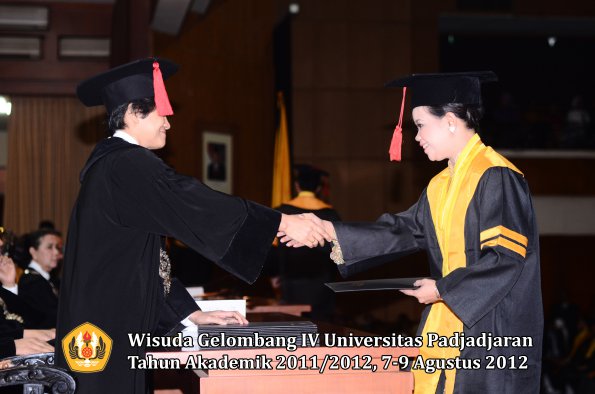 wisuda-unpad-gel-iv-2011_2012-fakultas-hukum-oleh-dekan-044