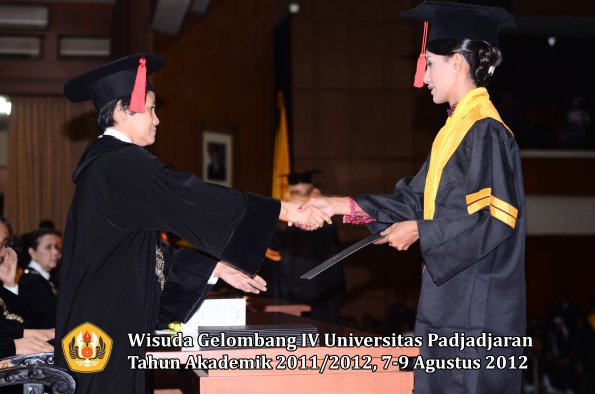 wisuda-unpad-gel-iv-2011_2012-fakultas-hukum-oleh-dekan-046