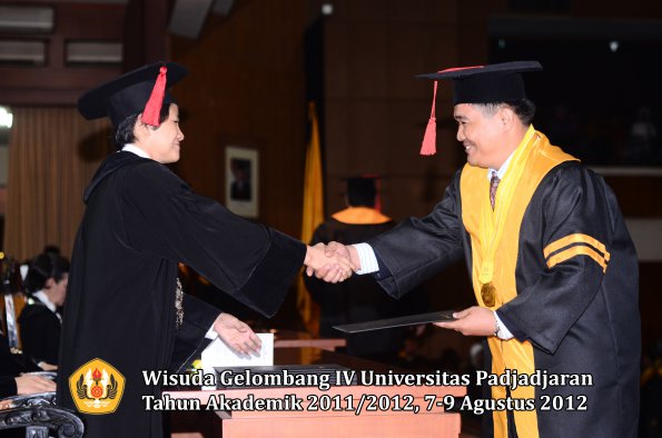 wisuda-unpad-gel-iv-2011_2012-fakultas-hukum-oleh-dekan-048