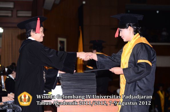 wisuda-unpad-gel-iv-2011_2012-fakultas-hukum-oleh-dekan-058