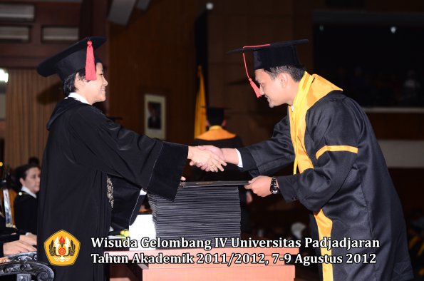 wisuda-unpad-gel-iv-2011_2012-fakultas-hukum-oleh-dekan-061