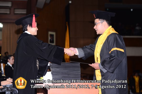 wisuda-unpad-gel-iv-2011_2012-fakultas-hukum-oleh-dekan-062