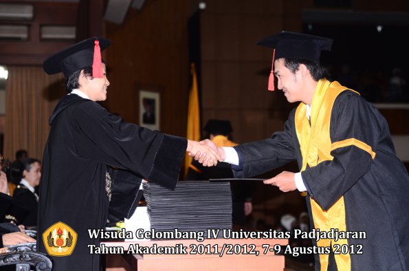 wisuda-unpad-gel-iv-2011_2012-fakultas-hukum-oleh-dekan-063